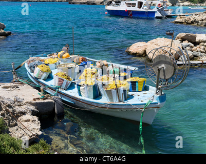 dh Nissia Bay PROTARAS ZYPERN zypriotische Fischerboot Eimer Netze festgemacht Pier Boote griechenland Stockfoto