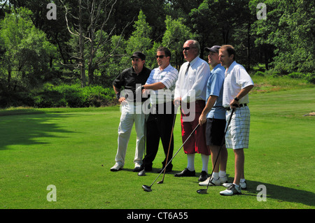 Greg Wall, Golf Direktor am Golfplatz Pocono Manor posiert mit einem Vierer am ersten Abschlag Stockfoto