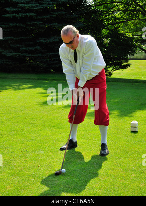 Gekleidet in einem 20er-Golf-Outfit, bereitet Greg Wall, Golf Direktor auf dem Pocono Manor Golfplatz abschlagen Stockfoto