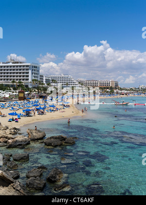 dh Fig Tree Bay PROTARAS SÜDZYPERN Sonnenanbeter und Schwimmer Sandstrand Küste Hotels Ferienort sonnig Stockfoto