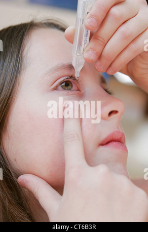 KIND MIT AUGE LOTION Stockfoto