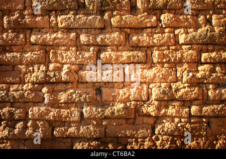 Adobe-Mauer in verwittertem Zustand Stockfoto