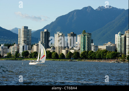 Segelboot in der English Bay mit North Shore Mountains und West End Skyline, Vancouver, BC, Kanada Stockfoto