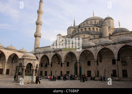 Blick auf den Innenhof, Sultan Ahmed Mosque, Sultanahmet, Istanbul, Türkei Stockfoto