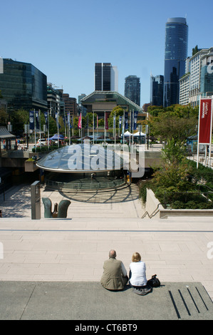 Mittleren gealterten paar Blick auf Robson Square in der Innenstadt von Vancouver, British Columbia, Kanada Stockfoto