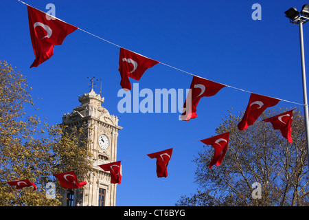 Dolmabahce Clock Tower und türkische Flaggen, Istanbul, Türkei Stockfoto