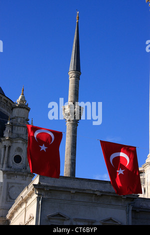 Dolmabahce Moschee und türkische Flaggen, Istanbul, Türkei Stockfoto
