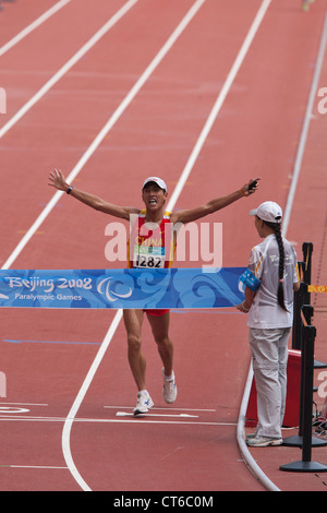 Eine Paralympische Marathonläufer Exhults an der Ziellinie in Peking Paralympics September 2008 Stockfoto