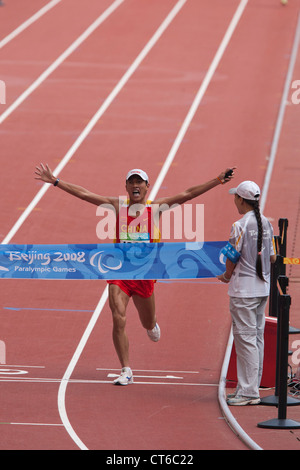 Eine Paralympische Marathonläufer Exhults an der Ziellinie in Peking Paralympics September 2008 Stockfoto