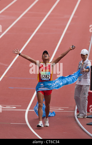 Eine Paralympische Marathonläufer Exhults an der Ziellinie in Peking Paralympics September 2008 Stockfoto