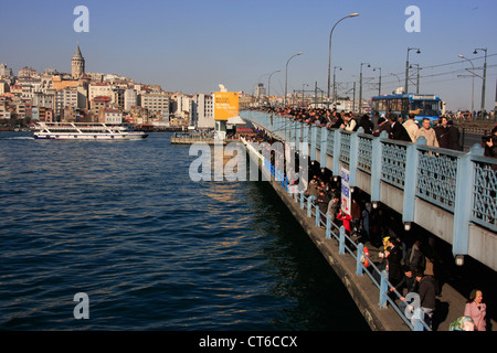 Fischer am Galata-Brücke, Golden Horne, Istanbul, Türkei Stockfoto
