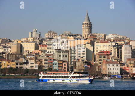 Blick auf den Stadtteil Beyoglu und Galata-Turm, Golden Horne, Istanbul, Türkei Stockfoto