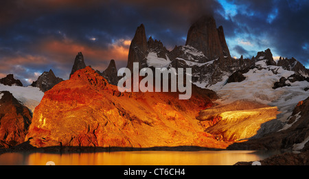 Laguna de Los Tres und Mount Fitz Roy, dramatische Sonnenaufgang, Patagonien, Argentinien Stockfoto