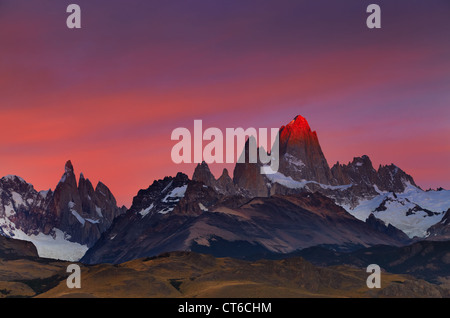 Mount Fitz Roy, Alpenglühen, ersten Strahlen des Sonnenaufgangs. Nationalpark Los Glaciares, Patagonien, Argentinien Stockfoto