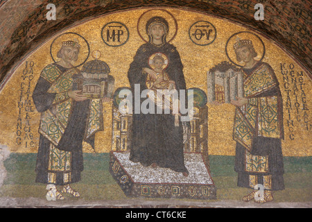 Jungfrau und Kind flankiert von Justinian I und Constantine I, südwestliche Eingang Mosaik, Hagia Sophia, Istanbul, Türkei Stockfoto