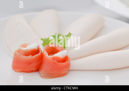 Geräucherter Lachs und Schinken auf weißen Teller Stockfoto