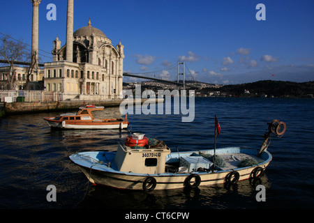 Ortakoy-Moschee und die Bosporus-Brücke, Besiktas, Istanbul, Türkei Stockfoto