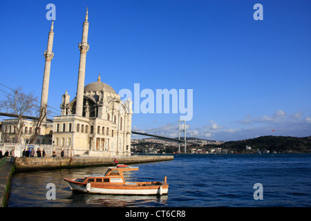 Ortakoy-Moschee und die Bosporus-Brücke, Besiktas, Istanbul, Türkei Stockfoto