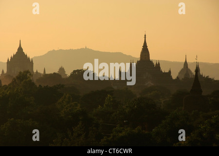 Bagan-Ebenen bei Sonnenuntergang, Bagan archäologische Zone, Mandalay Region, Myanmar, Südostasien Stockfoto