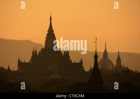 Bagan-Ebenen bei Sonnenuntergang, Bagan archäologische Zone, Mandalay Region, Myanmar, Südostasien Stockfoto