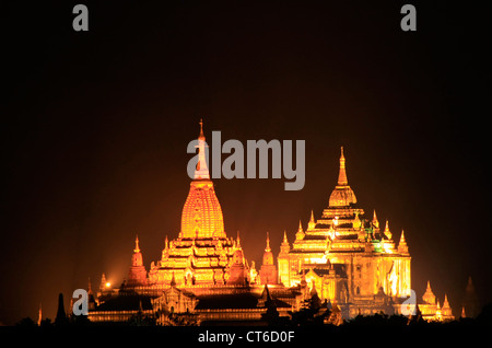 Ananda-Tempel und Thatbyinnyu Tempel bei Nacht, archäologische Zone Bagan, Mandalay Region, Myanmar, Südostasien Stockfoto