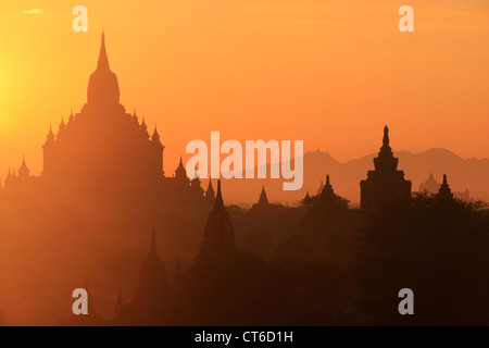 Sonnenaufgang über dem Sulamani Tempel, Bagan archäologische Zone, Mandalay Region, Myanmar, Südostasien Stockfoto