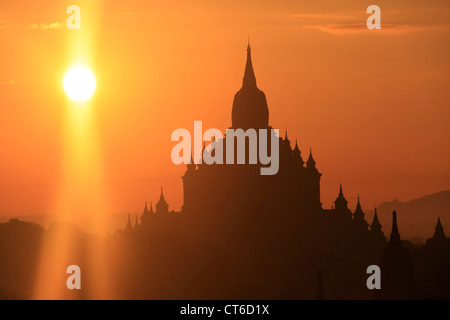 Sonnenaufgang über dem Sulamani Tempel, Bagan archäologische Zone, Mandalay Region, Myanmar, Südostasien Stockfoto