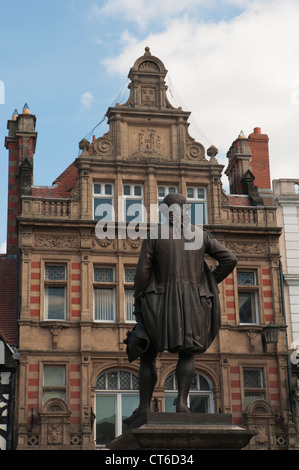 Statue von Clive of India schaut aus The Square im Zentrum von Shrewsbury, Shropshire Stockfoto