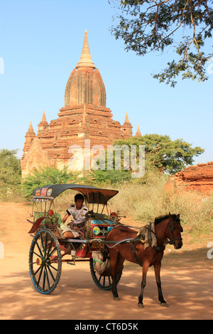 Pferdewagen für Touristen, archäologische Zone Bagan, Mandalay Region, Myanmar, Südostasien Stockfoto