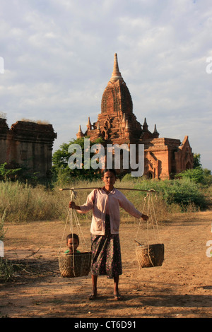 Lokalen burmesischen Frau mit Kind im Korb, archäologische Zone Bagan, Mandalay Region, Myanmar, Südostasien Stockfoto