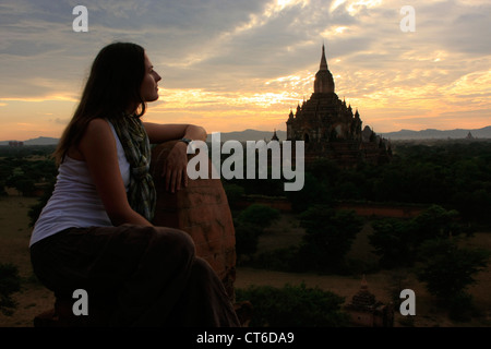 Touristischen Sonnenuntergang bewundern, über Tempel, Bagan archäologische Zone, Mandalay Region, Myanmar, Südostasien Stockfoto