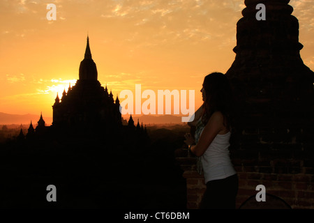 Touristischen Sonnenuntergang bewundern, über Tempel, Bagan archäologische Zone, Mandalay Region, Myanmar, Südostasien Stockfoto