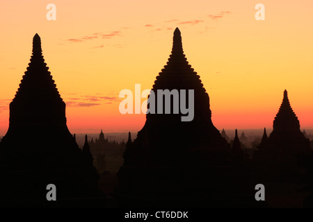 Bagan-Tempel bei Sonnenaufgang, archäologische Zone Bagan, Mandalay Region, Myanmar, Südostasien Stockfoto