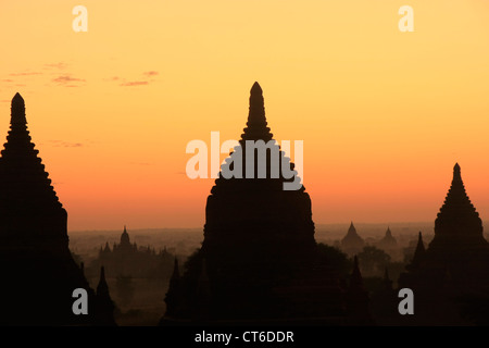 Bagan-Tempel bei Sonnenaufgang, archäologische Zone Bagan, Mandalay Region, Myanmar, Südostasien Stockfoto