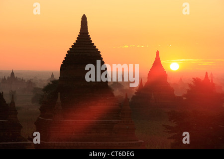 Sonnenaufgang über dem Tempel, Bagan archäologische Zone, Mandalay Region, Myanmar, Südostasien Stockfoto