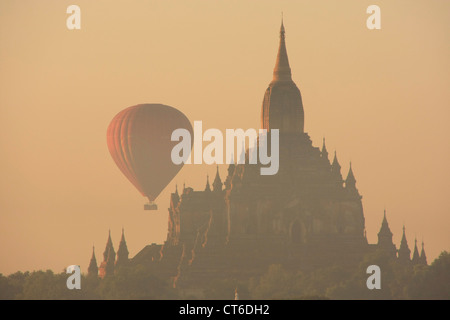 Sulamani Tempel und Heißluft-Ballon bei Sonnenaufgang, archäologische Zone Bagan, Mandalay Region, Myanmar, Südostasien Stockfoto