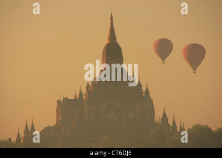 Heißluftballons über Sulamani Tempel bei Sonnenaufgang, archäologische Zone Bagan, Mandalay Region, Myanmar, Südostasien Stockfoto