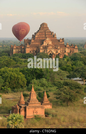 Heißluftballons in der Nähe von Dhammayangyi Tempel, Bagan archäologische Zone, Mandalay Region, Myanmar, Südostasien Stockfoto