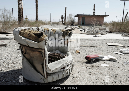 Verlassene Polsterstuhl Abfall Boden Salton Sea Beach, Kalifornien, USA. Stockfoto