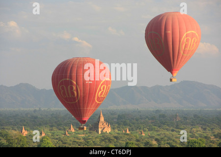 Heißluft-Ballonfahrt in Bagan, archäologische Zone Bagan, Mandalay Region, Myanmar, Südostasien Stockfoto