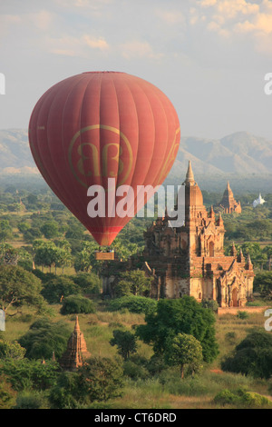 Heißluft-Ballonfahrt in Bagan, archäologische Zone Bagan, Mandalay Region, Myanmar, Südostasien Stockfoto