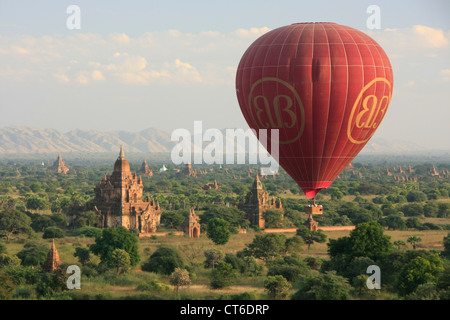 Heißluft-Ballonfahrt in Bagan, archäologische Zone Bagan, Mandalay Region, Myanmar, Südostasien Stockfoto