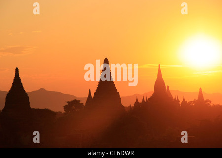 Sonnenuntergang über Tempel, Bagan archäologische Zone, Mandalay Region, Myanmar, Südostasien Stockfoto