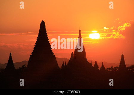 Sonnenuntergang über Tempel, Bagan archäologische Zone, Mandalay Region, Myanmar, Südostasien Stockfoto