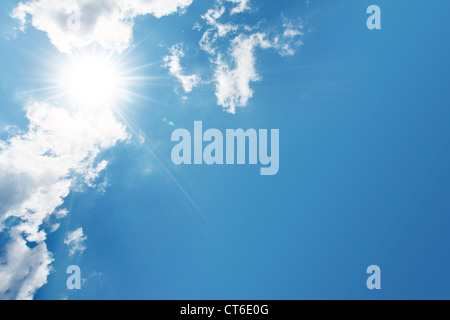 blauer Himmel, Wolken und Sonne Stockfoto