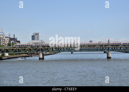 Zug auf der Brücke über den Sumida-Fluss Asakusa Tokio Japan Asien Stockfoto