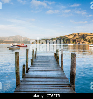 HDR-Bild des frühen Morgens auf der alten Mole in Akaroa, Canterbury, Neuseeland. Stockfoto