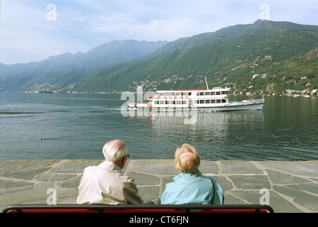 Im Ruhestand paar auf einer Bank am Lago Maggiore / Schweiz Stockfoto