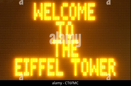 Digitale Anzeigetafel mit Aufschrift: Welcome To The Eiffel Tower. Vorstand am Fuße des Eiffelturms. Paris, Frankreich Stockfoto