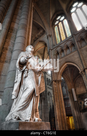 Innenraum der Basilika von Saint-Denis mit der Statue des Mannes mit dem Buch in seinen Händen. Paris, Frankreich, Europa. Stockfoto